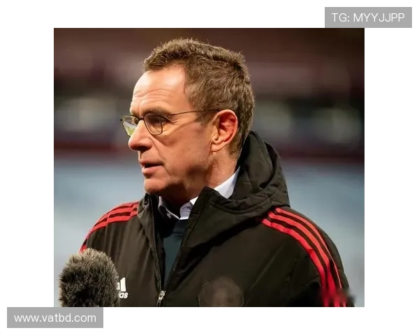 曼联复兴危机？豪门定位渐失，滕哈赫战术体系暴露致命短板！